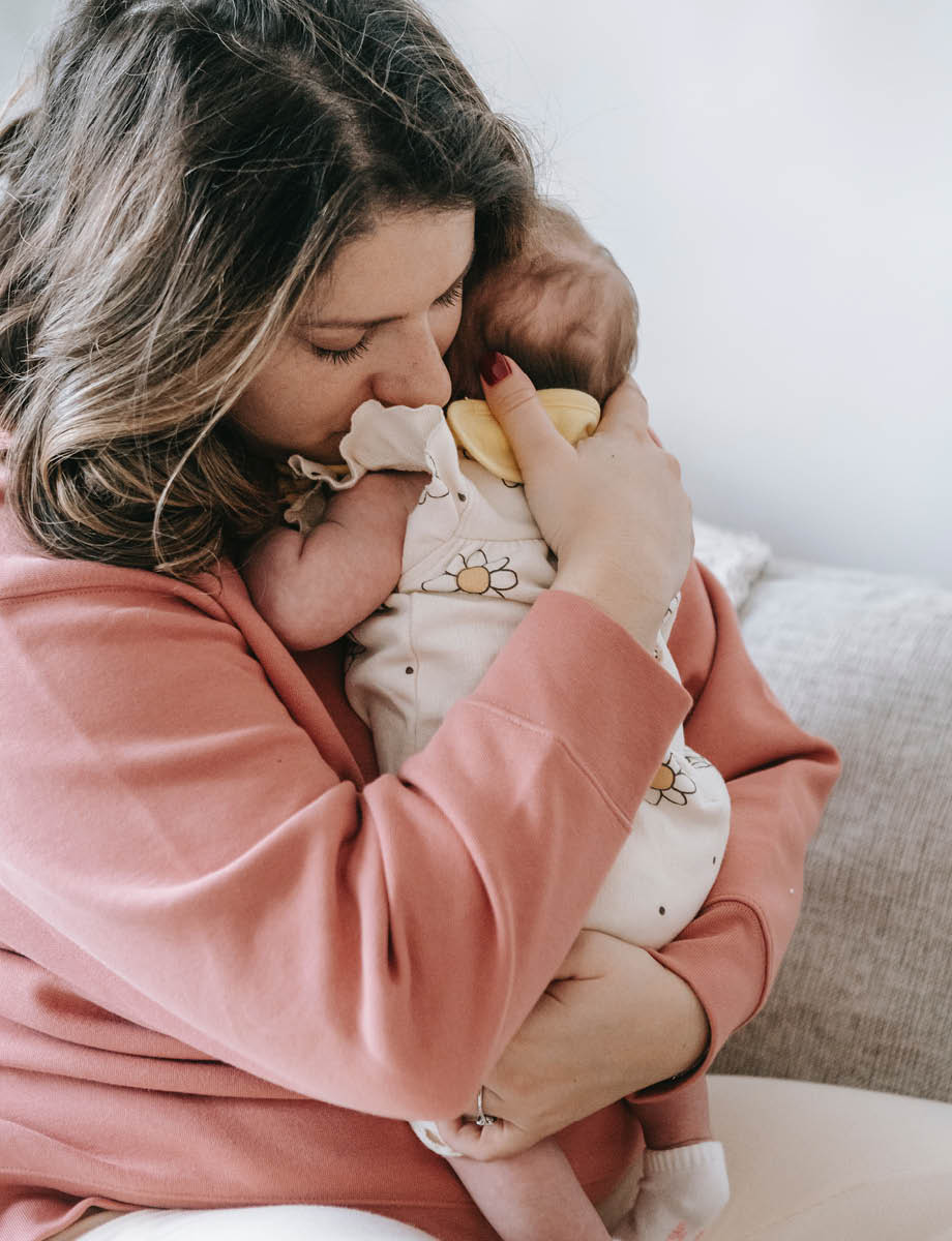 babyerstausstattung baby umarmung mama