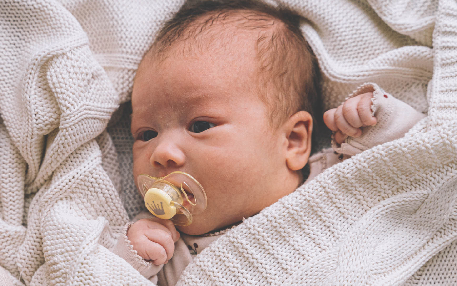 babyerstausstattung baby mit plueschtier