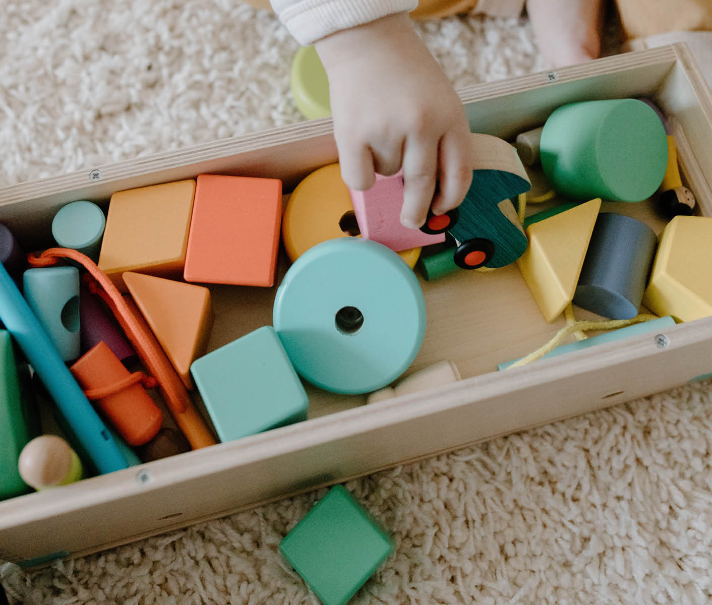 babyerstausstattung farbig spielzeug kind