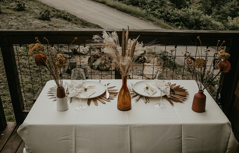 Hochzeitscheckliste Tischgedeck draussen