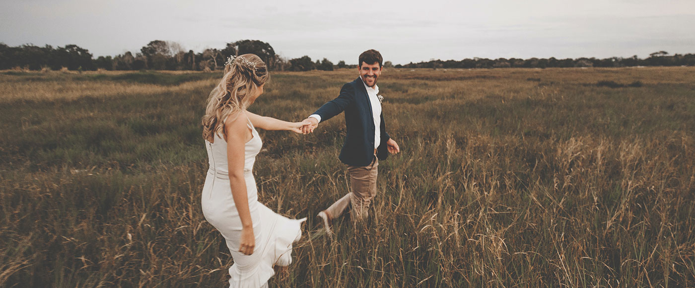 Hochzeitscheckliste Paar Wiese