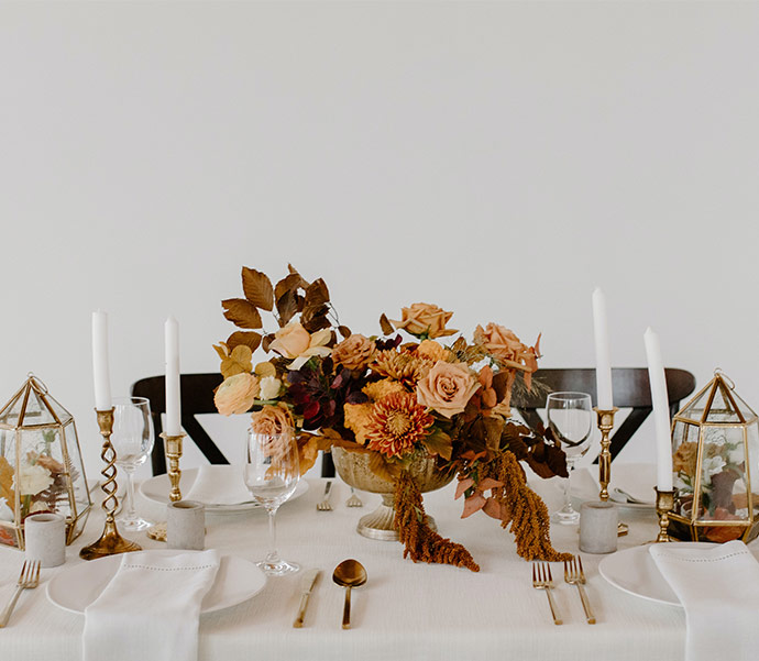 Hochzeitscheckliste Trockenblumen Tisch nahe