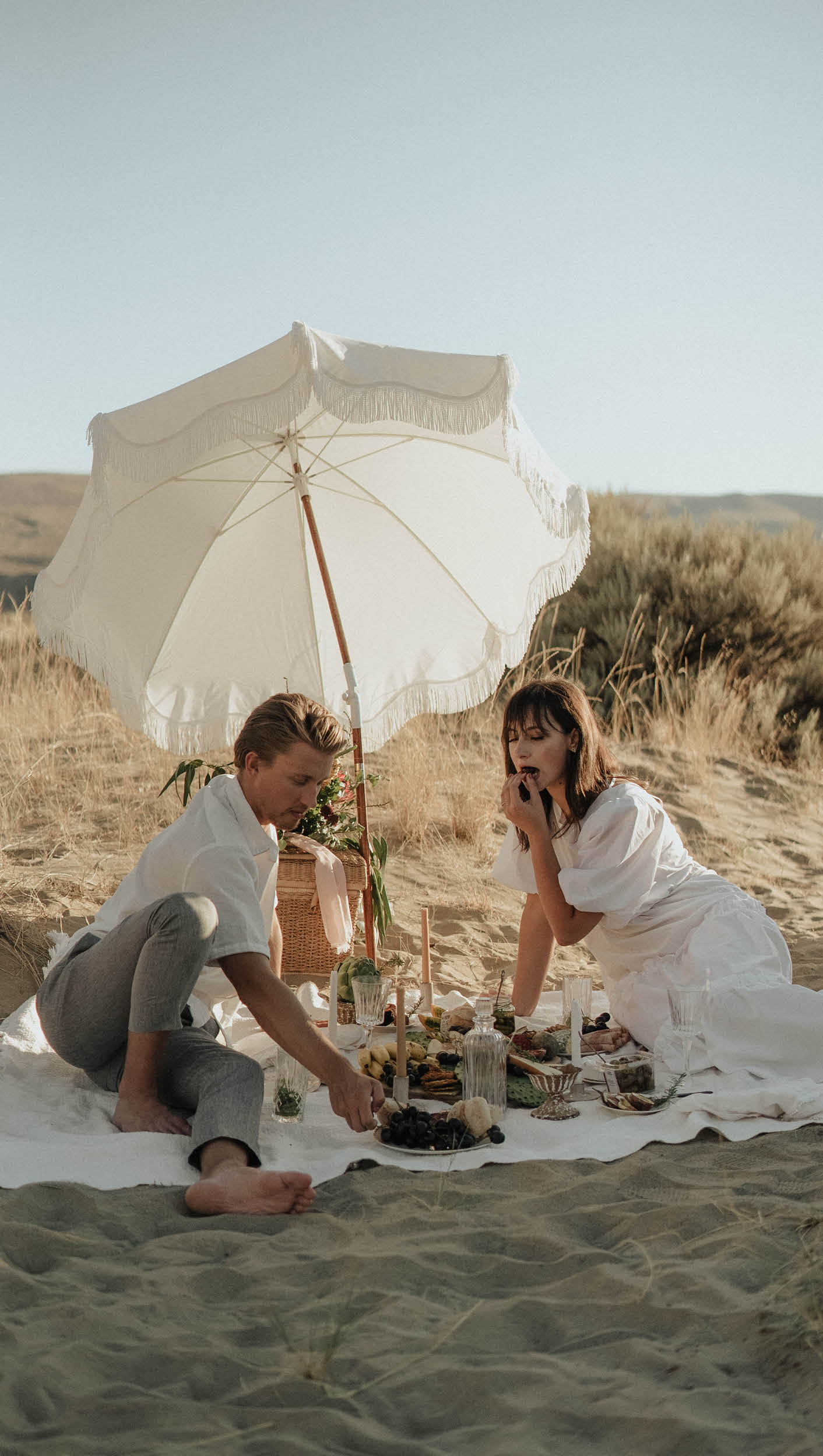 flitterwoche weiss erdbeeren picknick