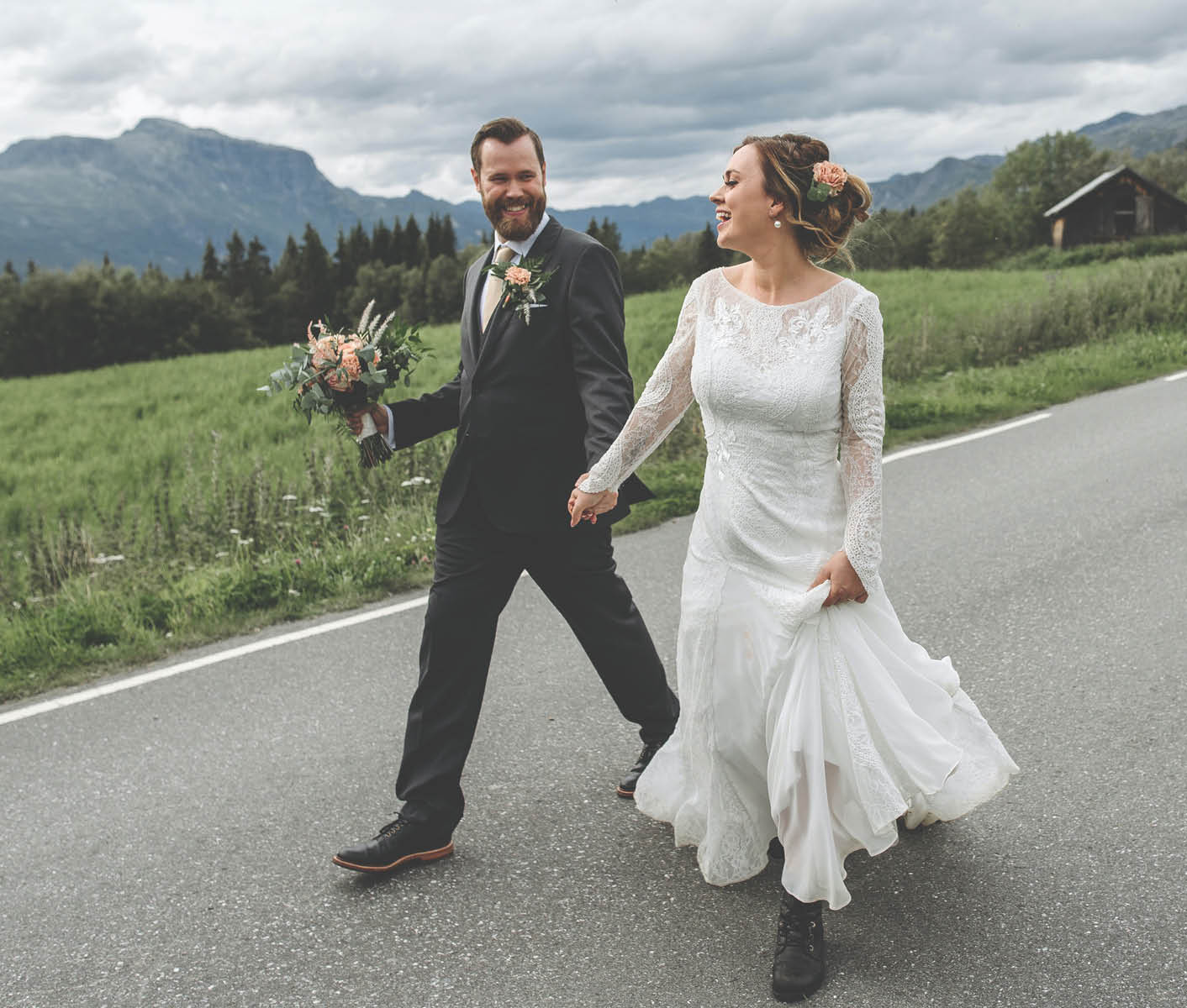 hochzeitskosten berge strasse paar